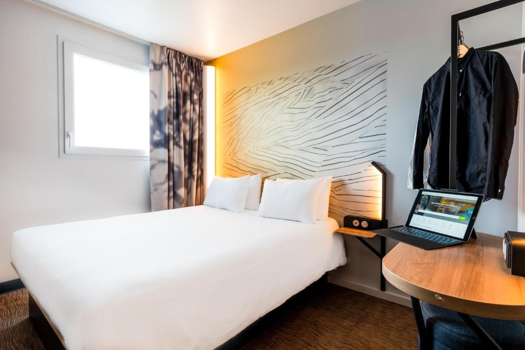 Postel nebo postele na pokoji v ubytování B&B HOTEL Besançon Valentin