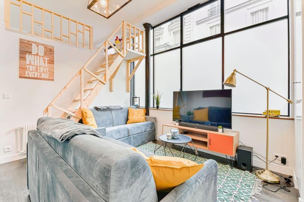 巴黎的住宿－Renovated Design Apartment In Montparnasse，带沙发和电视的客厅