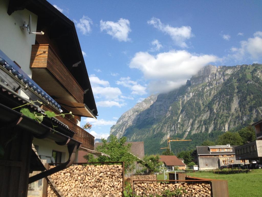 Blick auf einen Berg von einem Haus in der Unterkunft Ferienwohnung Natter in Mellau in Mellau