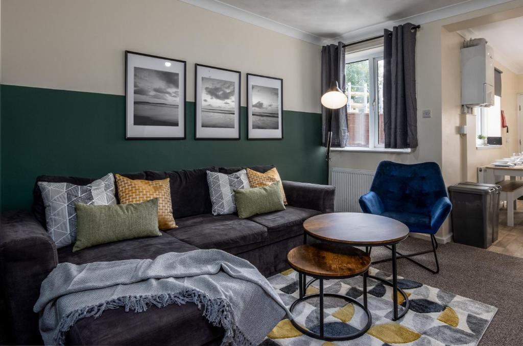 ein Wohnzimmer mit einem Sofa und einem Tisch in der Unterkunft 4 Bed House With Driveway Parking in Southampton