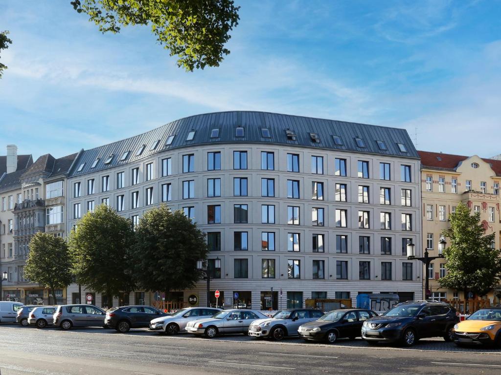 ベルリンにあるB&B Hotel Berlin-Charlottenburgの車が目の前に停まった大きな建物