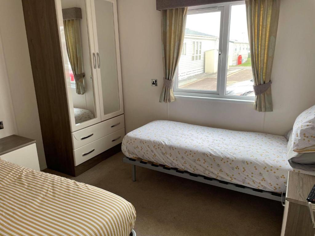 Llit o llits en una habitació de 2 Bedroom Lodge - Honeysuckle 95, Trecco Bay