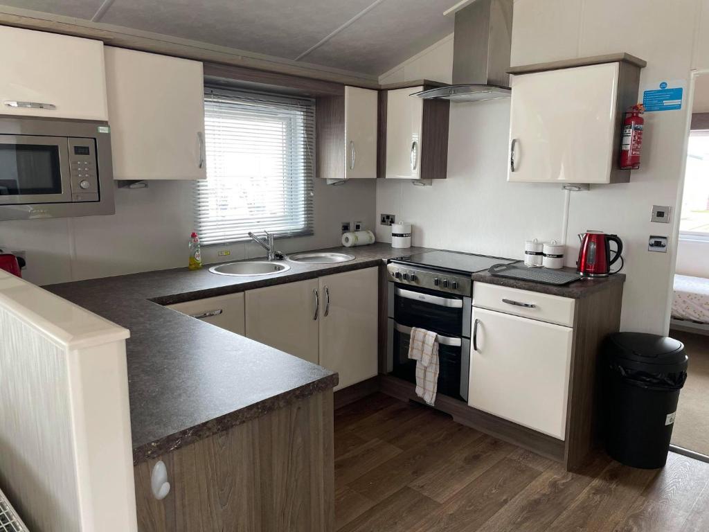 Kuchyň nebo kuchyňský kout v ubytování 2 Bedroom Lodge - Honeysuckle 95, Trecco Bay