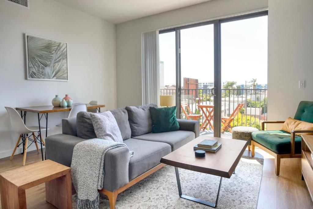 a living room with a couch and a table at Culver City 1br w rooftop lounge access to 405 LAX-1124 in Los Angeles