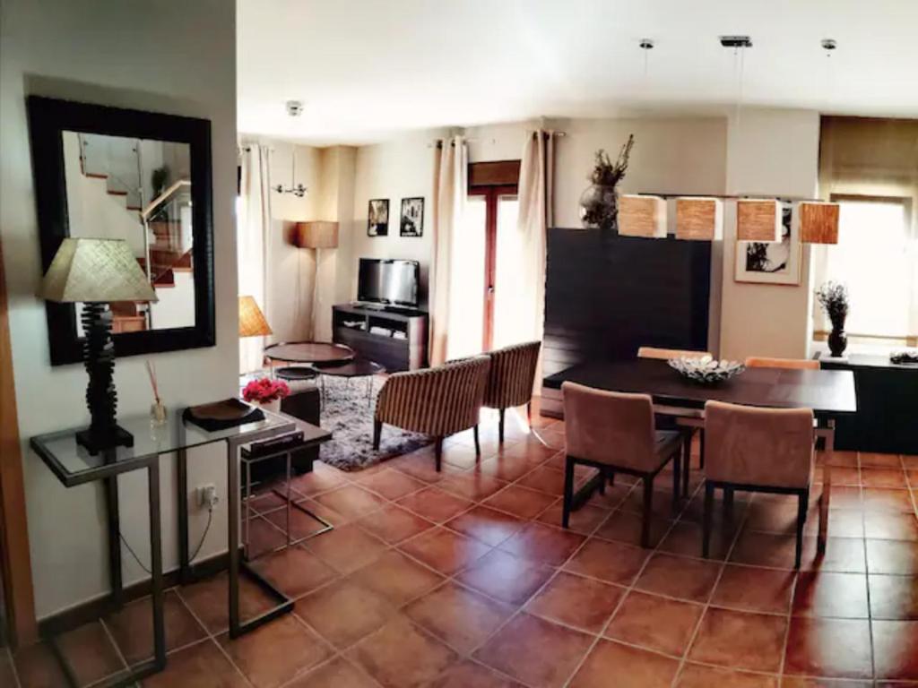 sala de estar con mesa y sillas y cocina en Céntrico dúplex con vistas, en Morella, en Morella