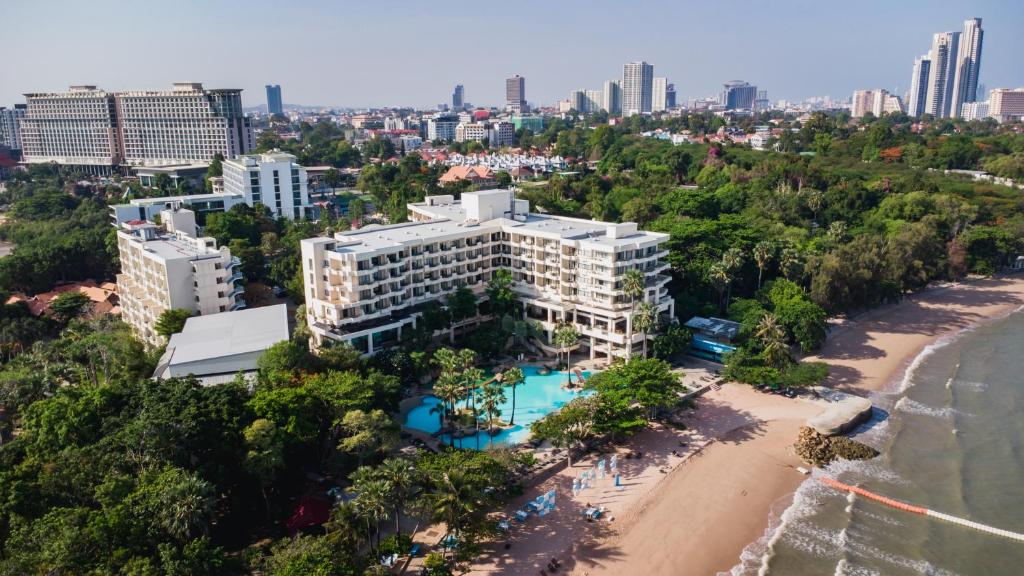 een luchtzicht op een hotel en het strand bij Garden Sea View Resort in Noord Pattaya