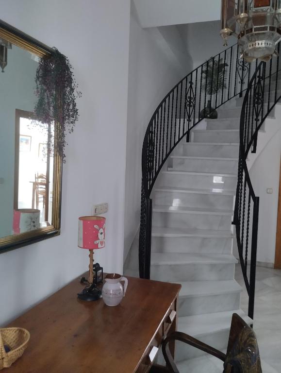 Lecrin的住宿－Casa El Naranjo Azul Granada，客房设有带桌子和镜子的楼梯