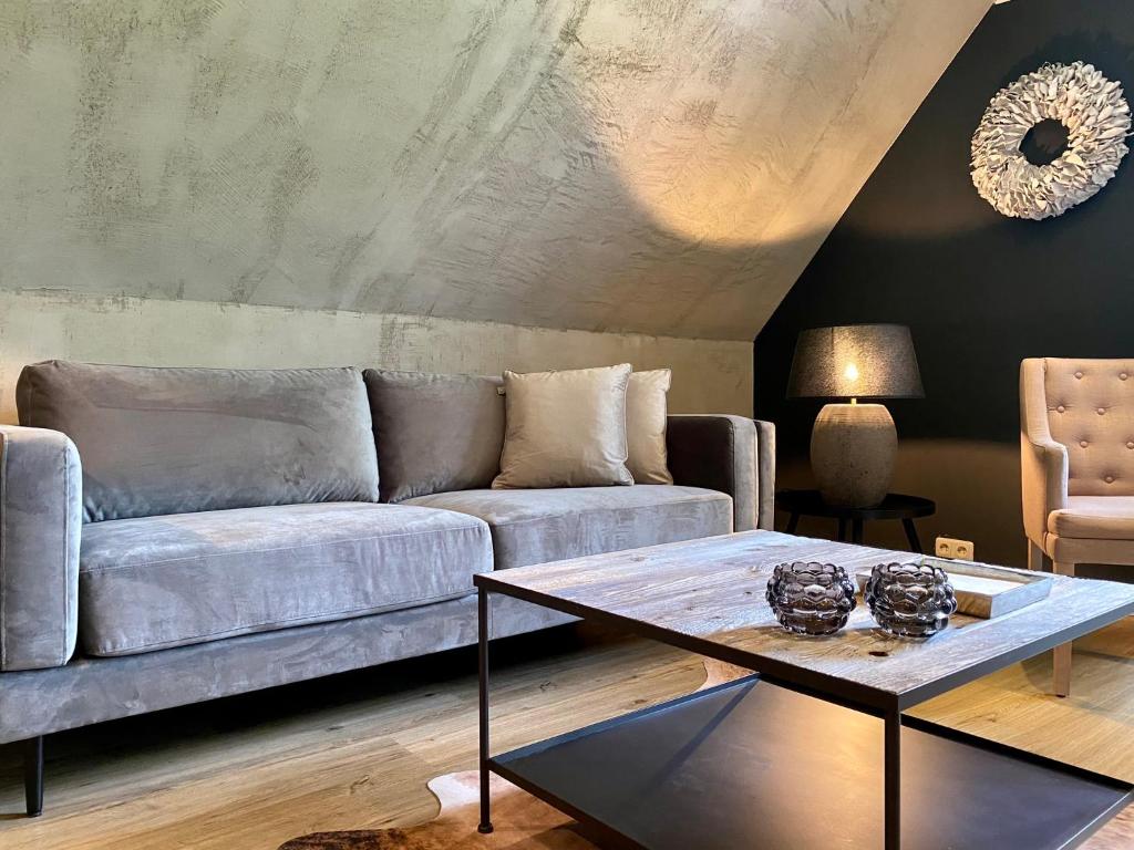 - un salon avec un canapé et une table dans l'établissement country-suites by verdino LIVING - Apartments & Suites, à Braunlage