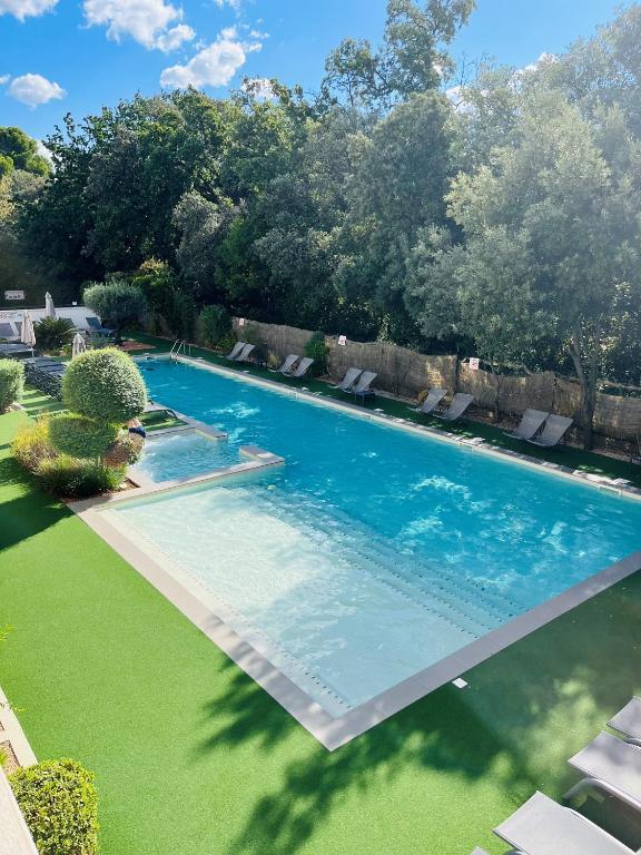 Bazén v ubytování Forme-hotel & Spa Montpellier Sud-Est - Parc Expositions - Arena nebo v jeho okolí