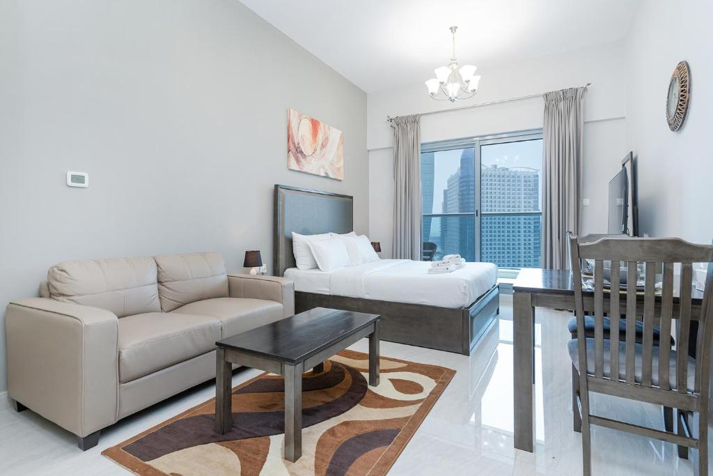 TV a/nebo společenská místnost v ubytování Spacious Studio I Close to Dubai Canal
