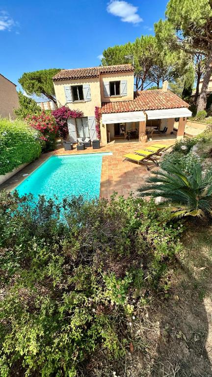 une piscine devant une maison dans l'établissement Villa st maxime, à Sainte-Maxime