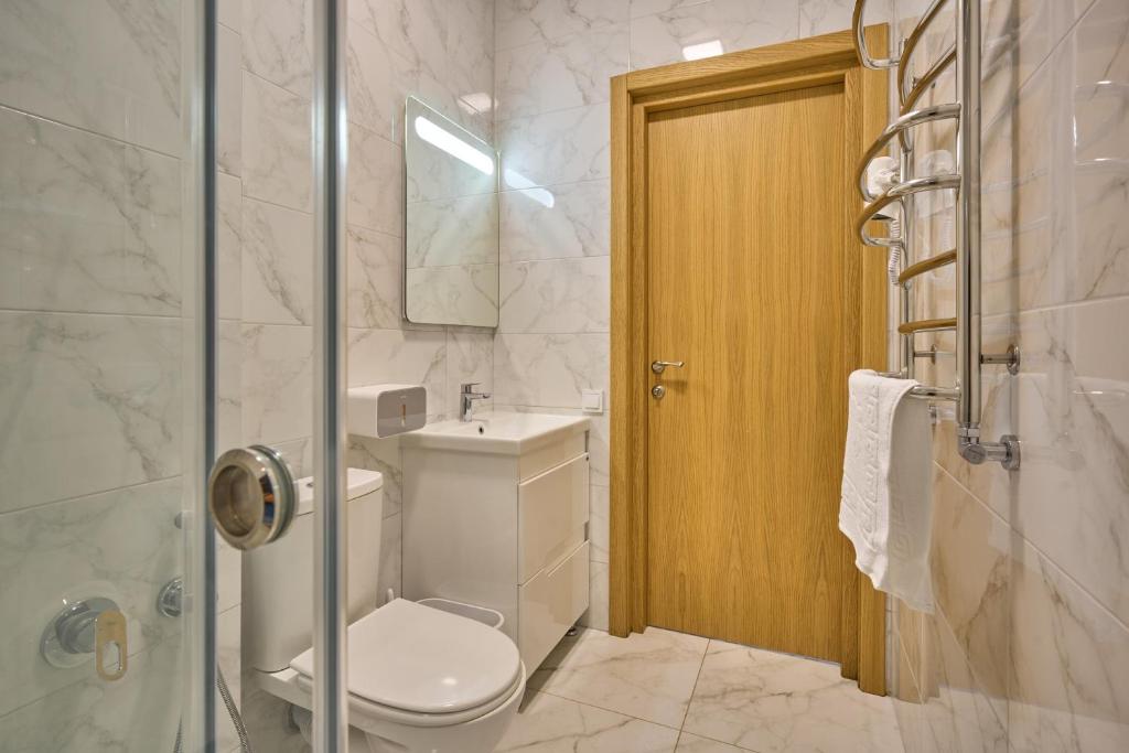 a bathroom with a toilet and a sink and a shower at Готель У Борисовича & SPA in Palyanytsya