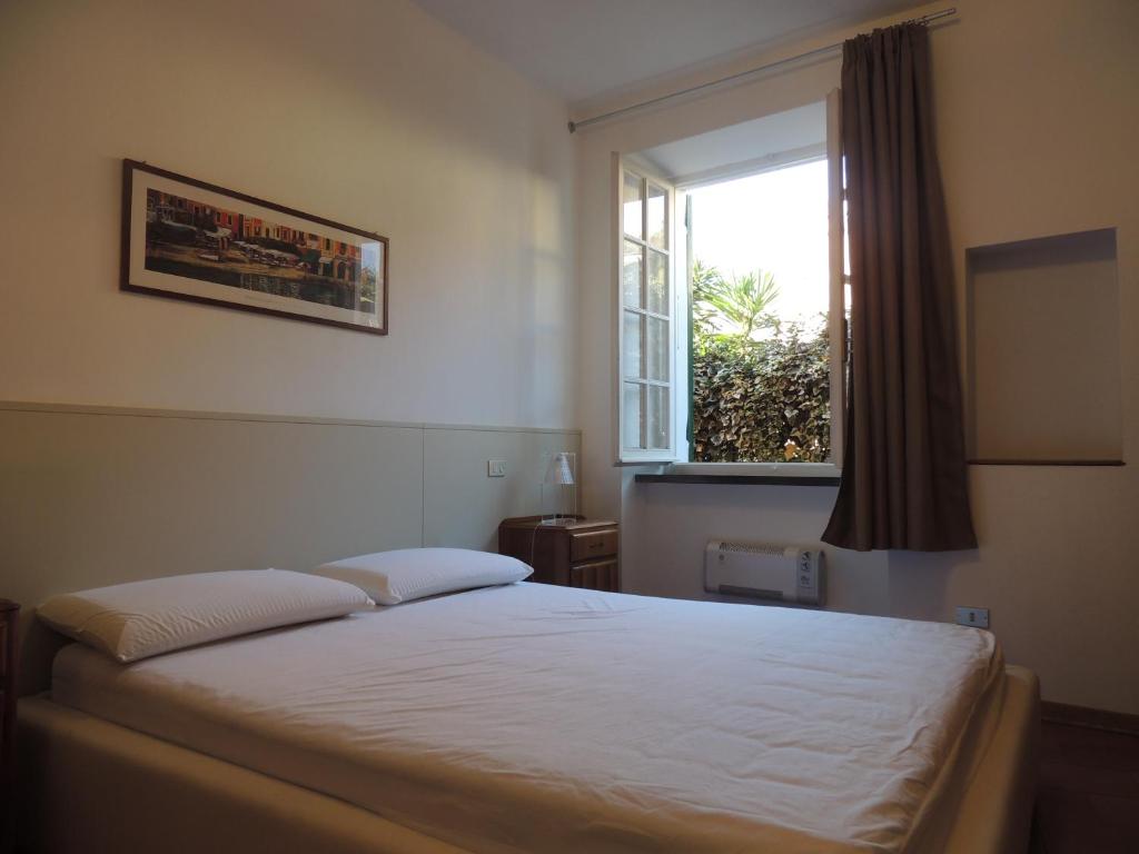 a bedroom with a bed and a window at La Porta delle 5 Terre Trilocali in Bonassola