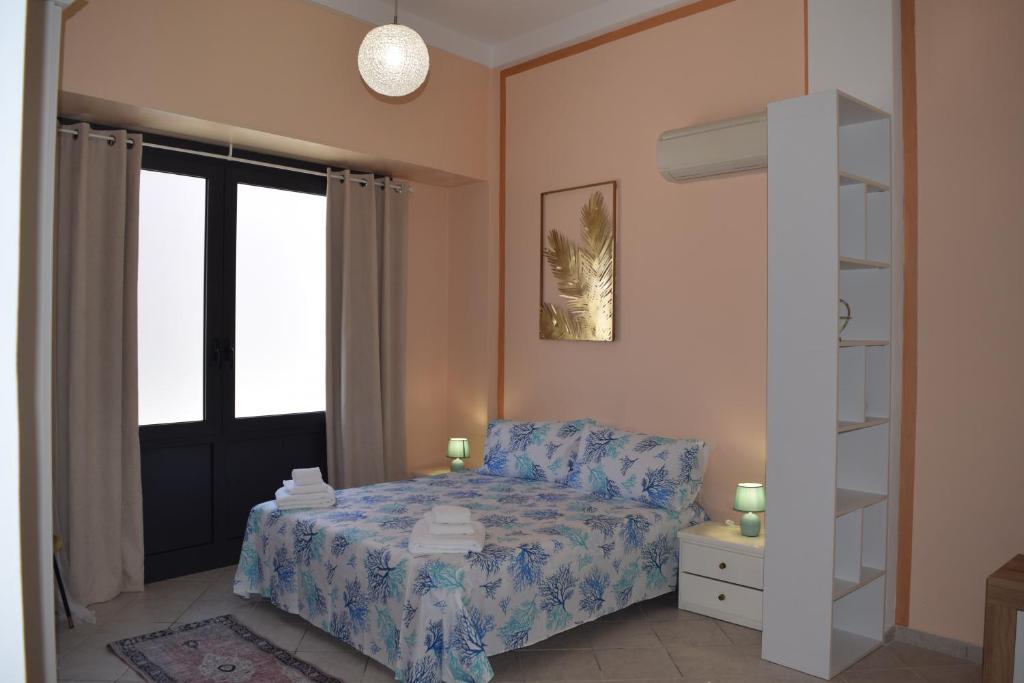 1 dormitorio con cama y ventana en Appartamento con Aria Condizionata per 4 Persone a 1 Minuto dalla Stazione La Spezia Migliarina en La Spezia