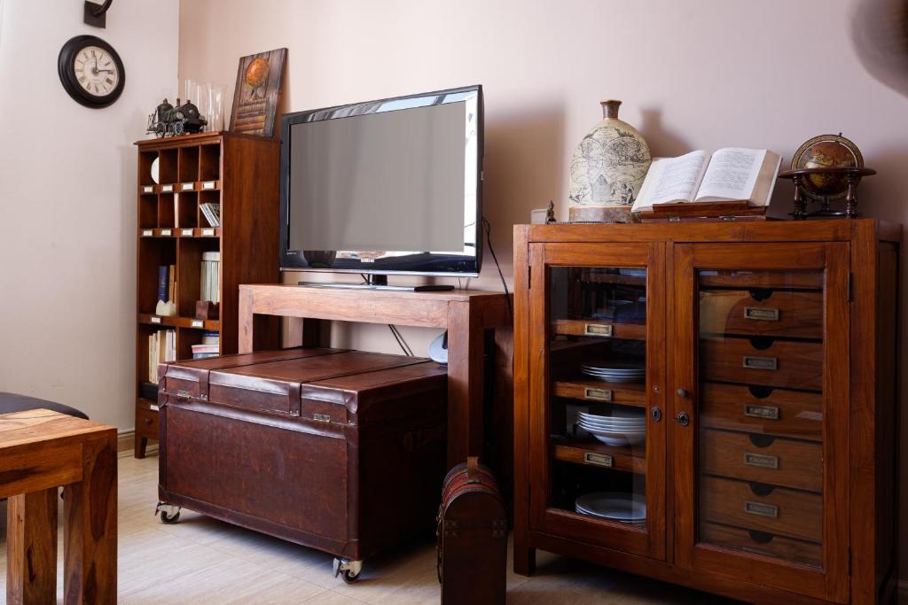 TV a/nebo společenská místnost v ubytování Lets Holidays Big terrace house with parking