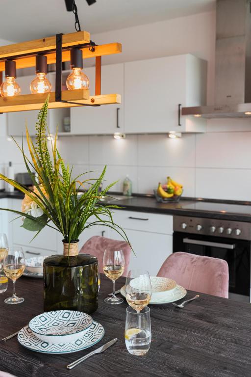 a table with plates and glasses of wine at SEEauszeit in direkter Seenähe in Friedrichshafen