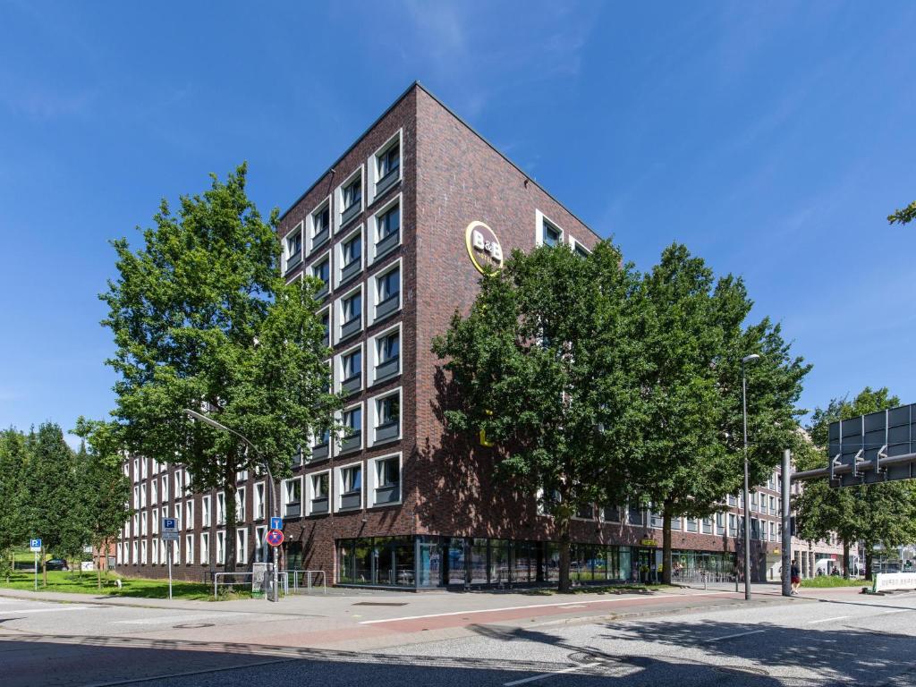 un edificio di mattoni con un orologio sul lato di B&B Hotel Hamburg City-Ost ad Amburgo
