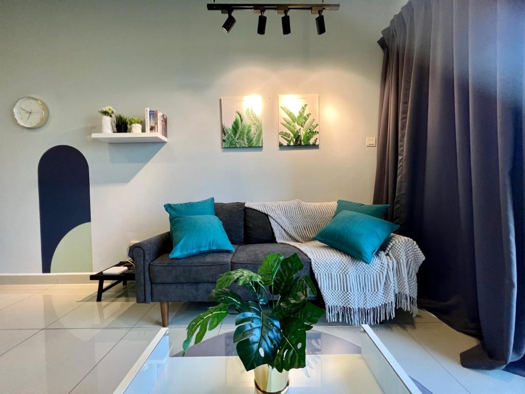 uma sala de estar com um sofá com almofadas azuis em RiverView 8PAX 2BR in KBtown Netflix, Wi-Fi B-3A-5 em Kota Bharu