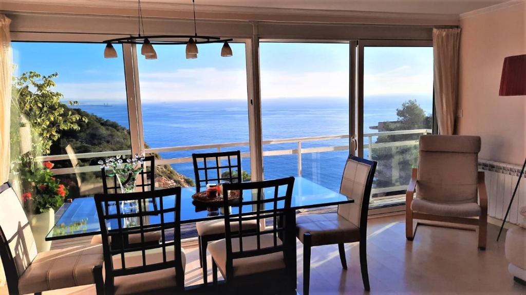 uma sala de jantar com vista para o oceano em Jacqueline em Salou