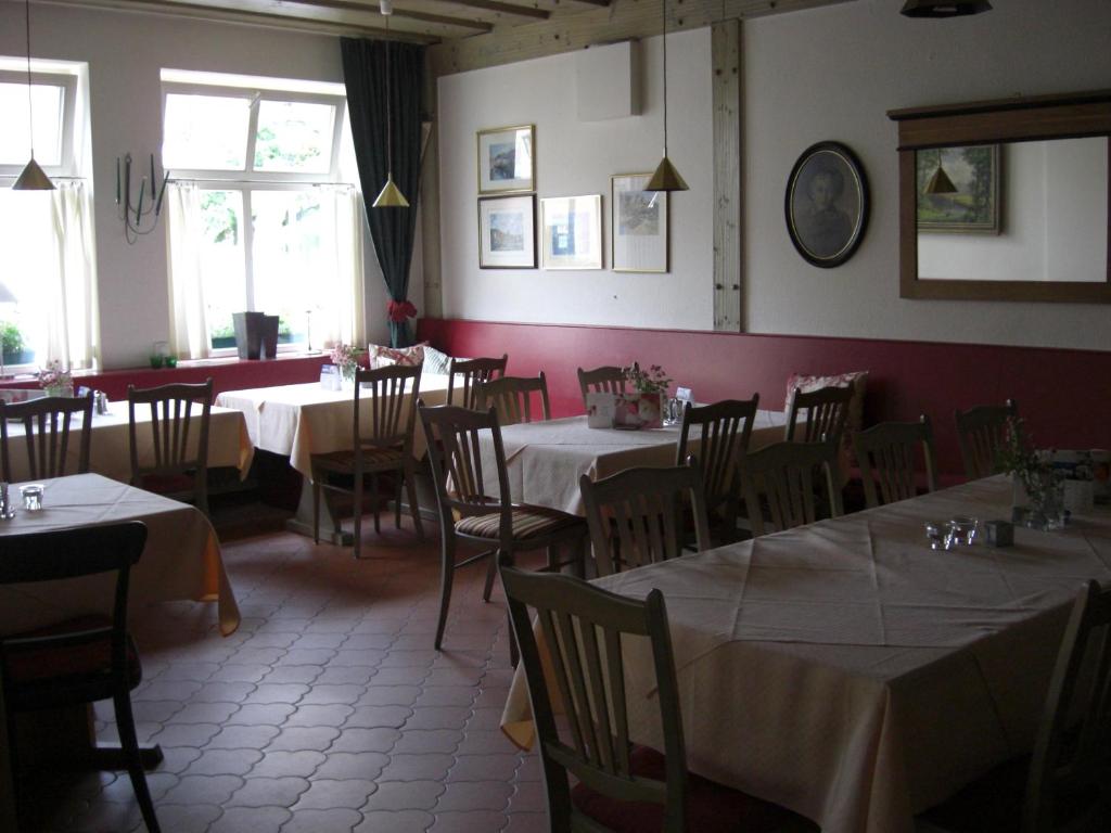 ein Esszimmer mit Tischen und Stühlen in einem Restaurant in der Unterkunft Hotel zur Post Garni in Dietfurt