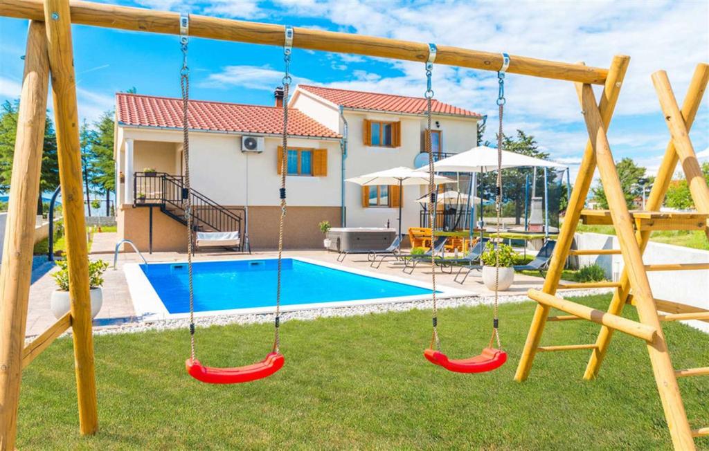 Bazén v ubytovaní New! Holiday Home Tina with pool alebo v jeho blízkosti