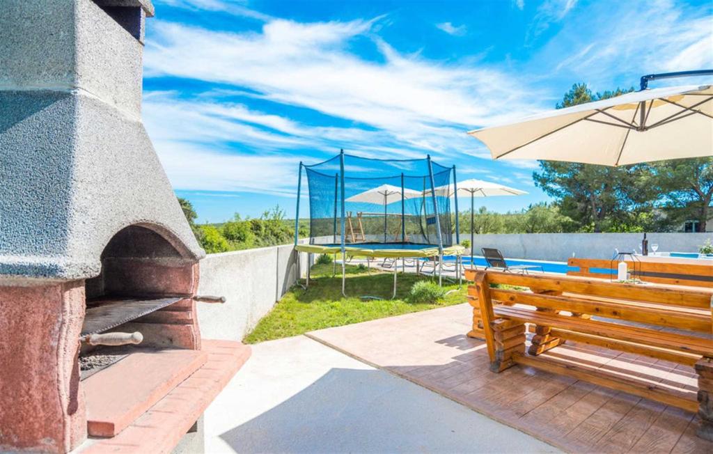 Bazén v ubytovaní New! Holiday Home Tina with pool alebo v jeho blízkosti