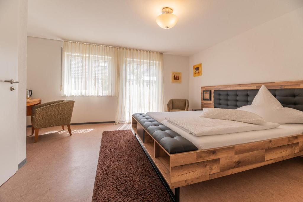 Postel nebo postele na pokoji v ubytování Hotel am Kirchplatz