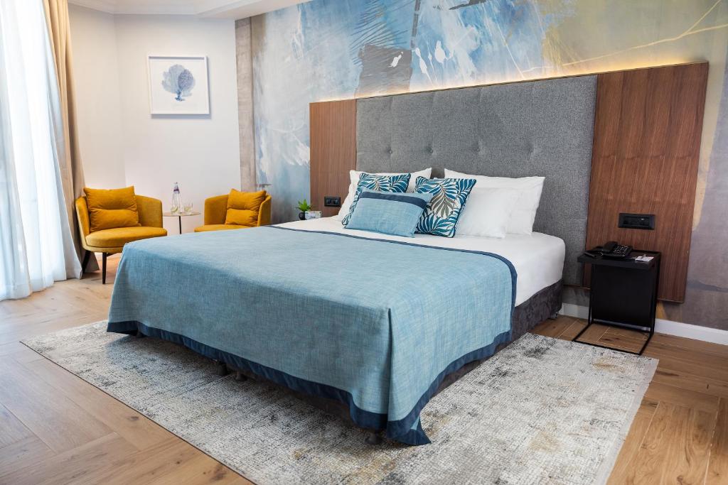 Postel nebo postele na pokoji v ubytování Caesar Premier Tiberias Hotel