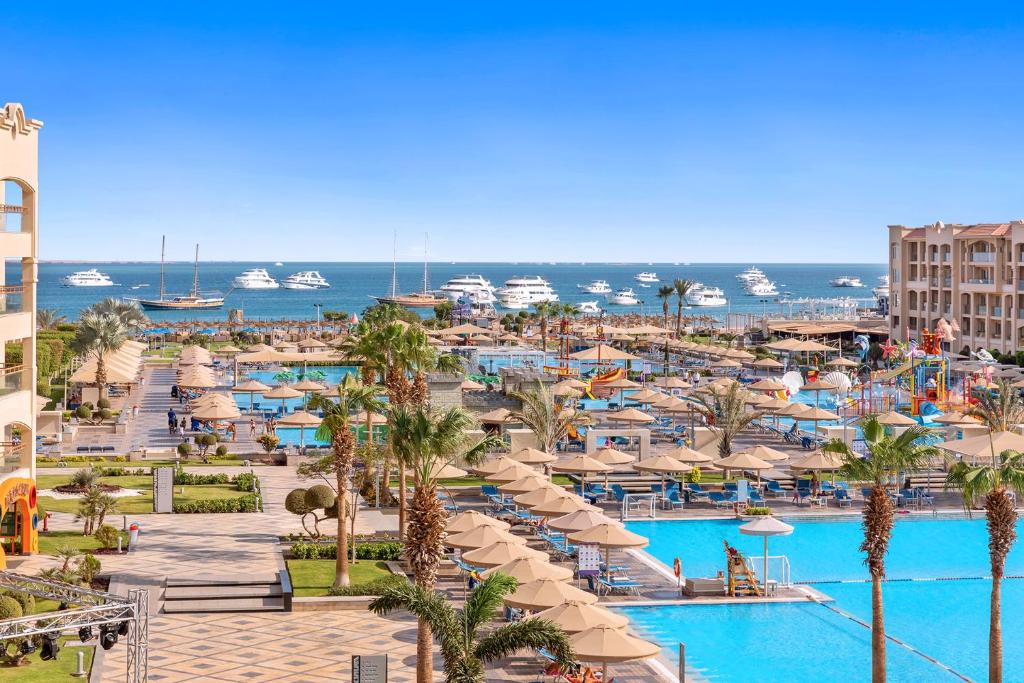 O vedere a piscinei de la sau din apropiere de Pickalbatros White Beach Resort - Hurghada