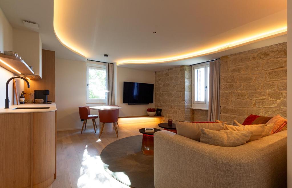 a living room with a couch and a table at La Venta de Bodegas Ostatu in Samaniego