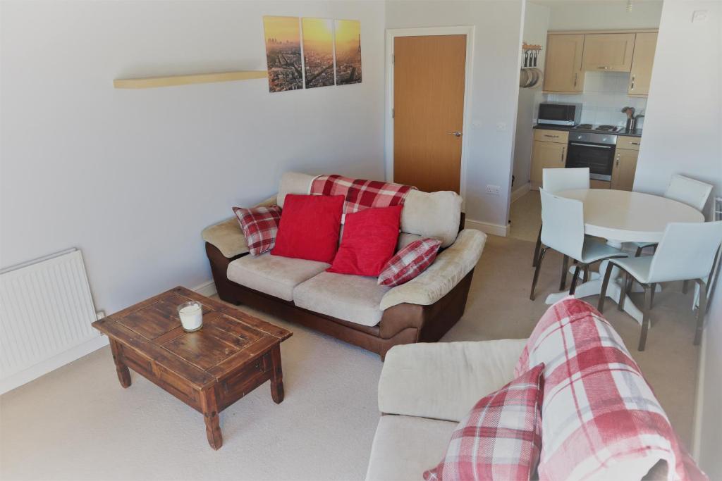 uma sala de estar com um sofá e uma mesa em 2BR Apt in Crawley w Parking - Near Gatwick em Crawley