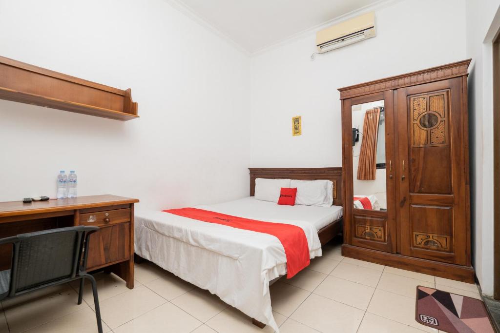 Postel nebo postele na pokoji v ubytování RedDoorz At Nginden Surabaya