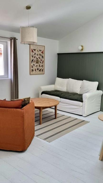 a living room with a couch and a coffee table at Victoire Opale 202 climatisé hôtel de ville in Saint-Dizier