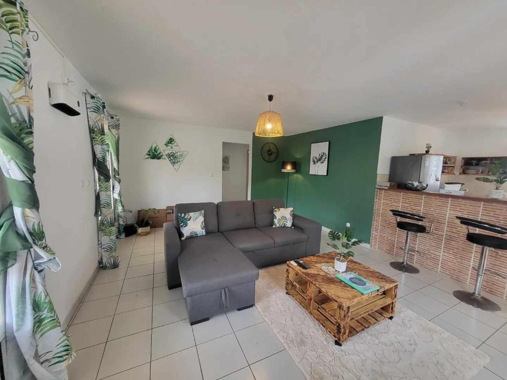 uma sala de estar com um sofá e uma mesa de centro em VILLA TI COIN FRAIS em La Plaine des Palmistes
