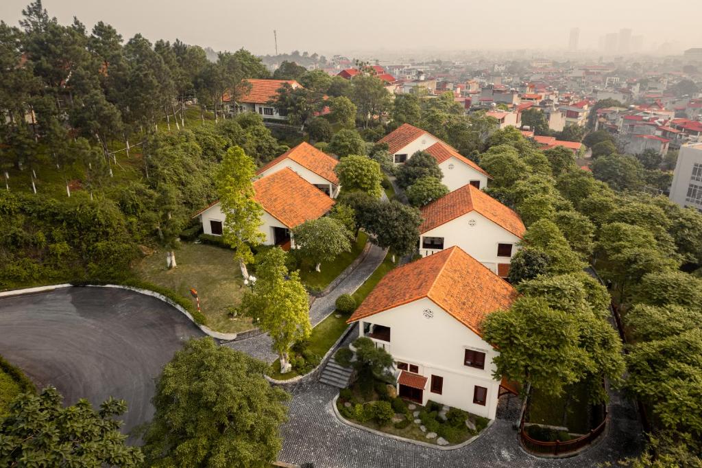 una vista aérea de una casa con techos naranjas en Senna Wellness Retreat en Bắc Ninh
