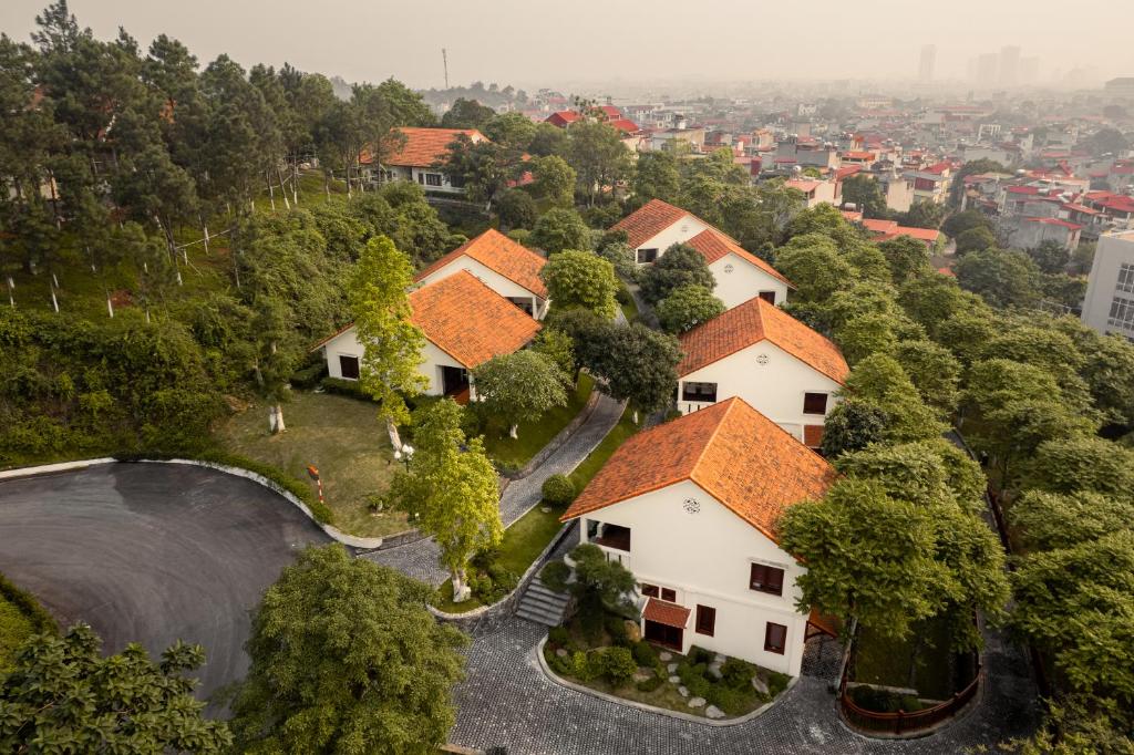 une vue aérienne sur une maison au toit orange dans l'établissement Senna Wellness Retreat, à Bắc Ninh