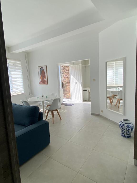 O zonă de relaxare la 1-E Bel appart spacieux climatisé parking privé gratuit sur demande