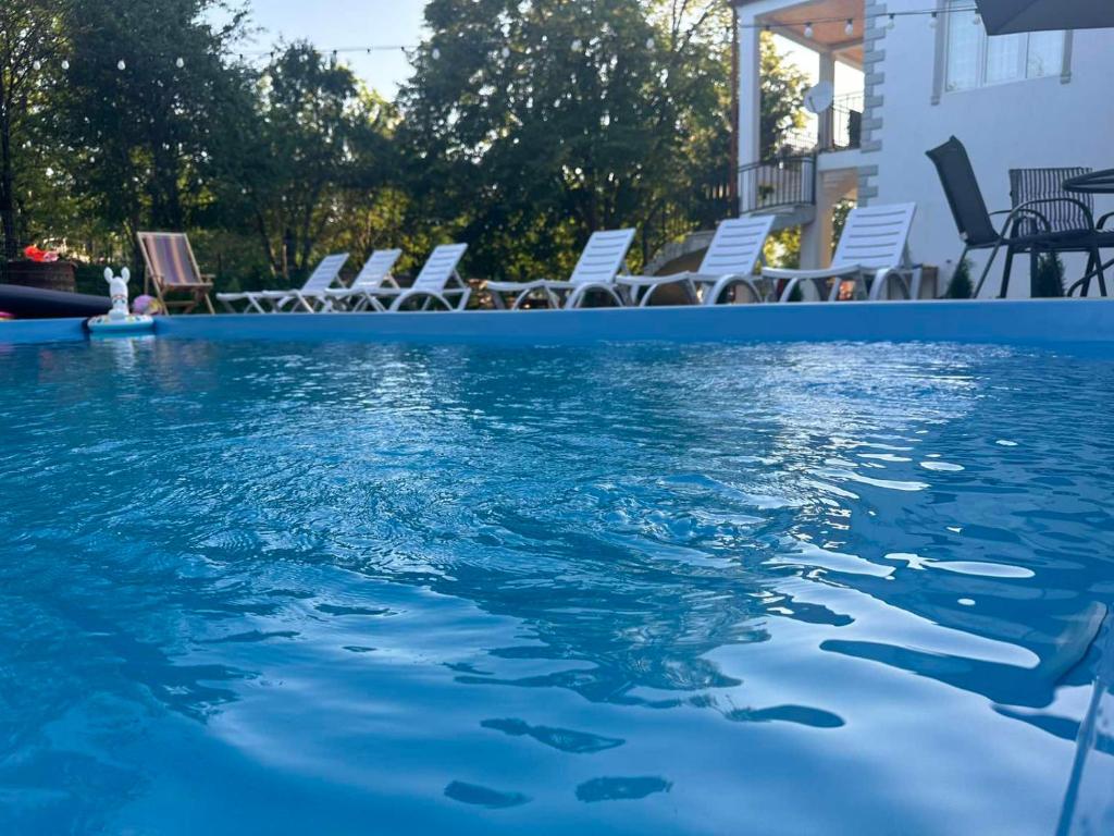 una piscina con sillas y agua azul en Sioni Resort, en Sioni