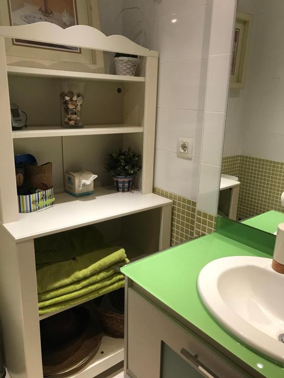 baño con lavabo y encimera verde en Ático en Moncofar playa, en Chilches