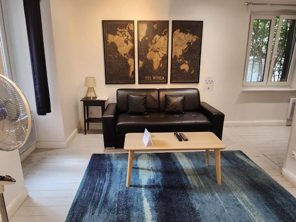 un salon avec un canapé et une table basse dans l'établissement La Madeleine - Strasbourg, à Strasbourg