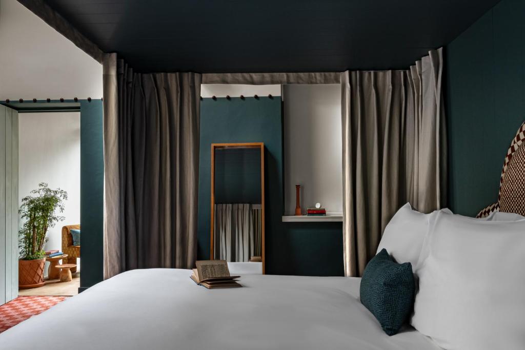 Cowley Manor Experimental - 