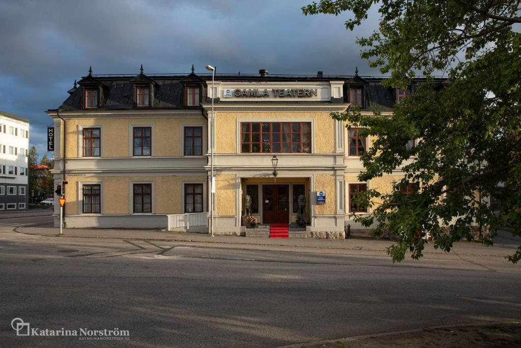 an old building on the corner of a street at Best Western Hotel Gamla Teatern in Östersund