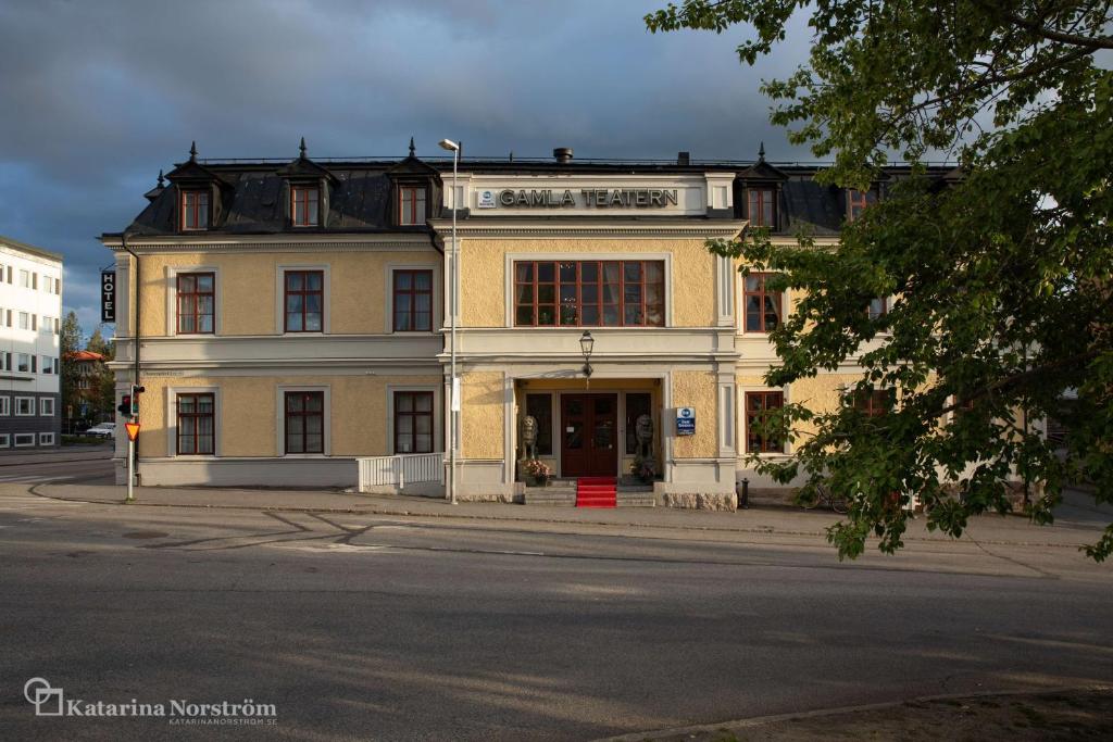 ein altes Gebäude an der Ecke einer Straße in der Unterkunft Best Western Hotel Gamla Teatern in Östersund