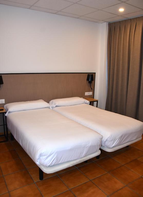 Postel nebo postele na pokoji v ubytování Hotel SNO Edelweiss
