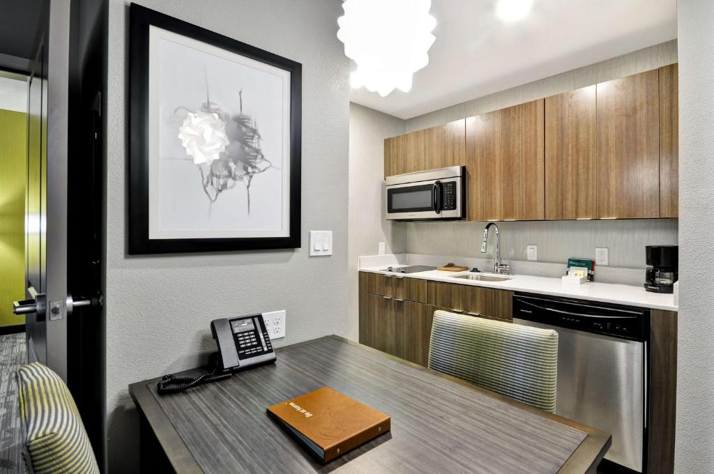 Kuchyň nebo kuchyňský kout v ubytování Homewood Suites by Hilton Tyler