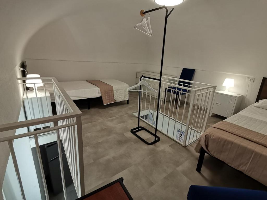 - une chambre avec deux lits et une lampe dans l'établissement Da amènte, à Alassio