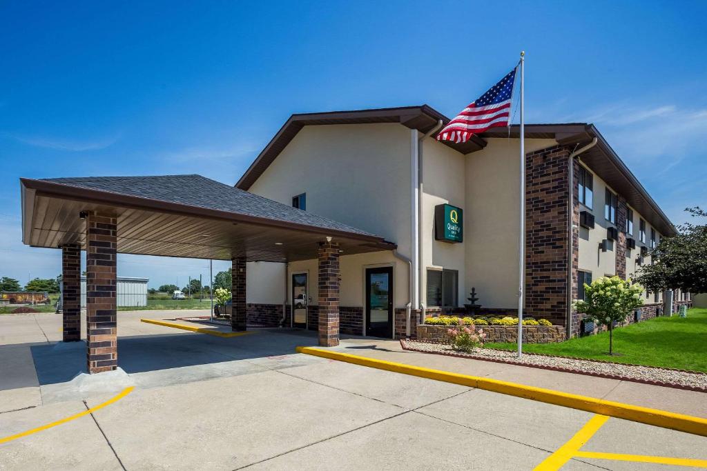 ein Hotel mit amerikanischer Flagge davor in der Unterkunft Quality Inn Galesburg near US Highway 34 and I-74 in Galesburg