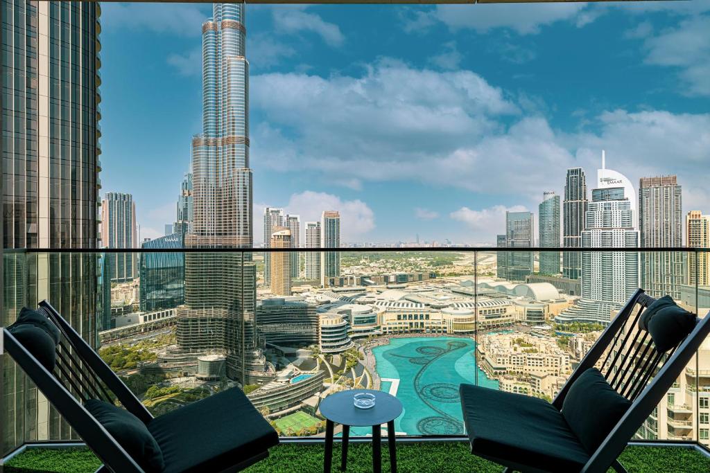 balcone con 2 sedie e vista sulla città di Magnificent Homes, Stunning Burj Khalifa and Fountain View a Dubai