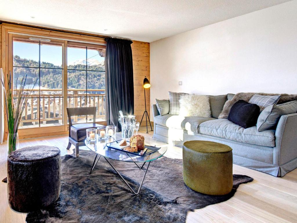 a living room with a couch and a table at Appartement Morzine, 4 pièces, 6 personnes - FR-1-627-38 in Morzine