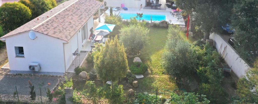 Bazén v ubytování Mini Villa Pascal Paoli avec piscine - proche mer nebo v jeho okolí